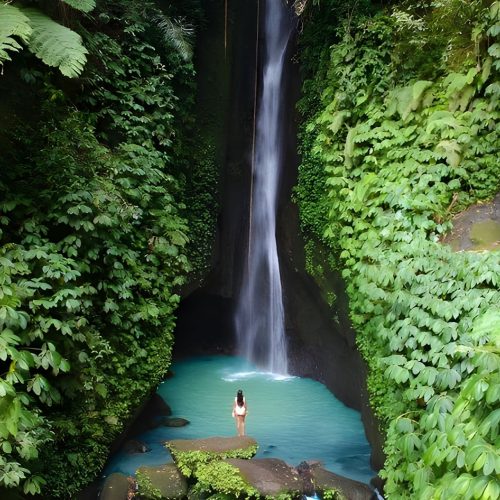 Bali's Beratan Lake Temple and Leke-Leke Waterfalls Tour
